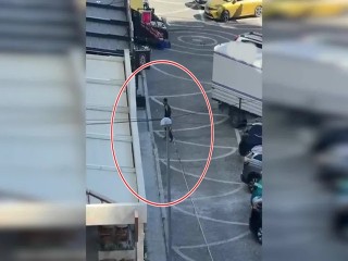 Esenyurt’ta kuyumcuya silahlı saldırı! Şüpheli otomobil gasp edip kaçtı