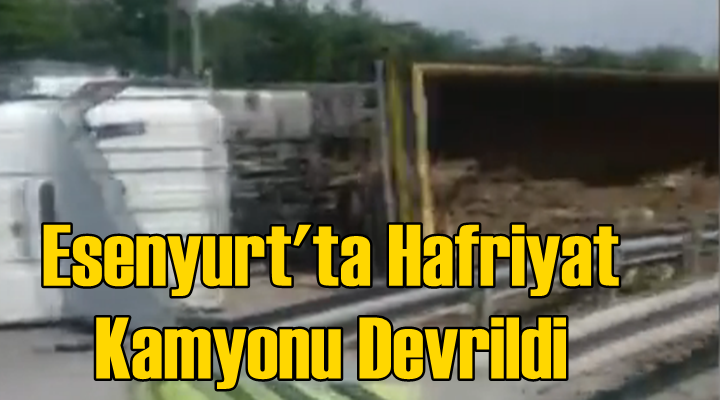 Esenyurt'ta Hafriyat Kamyonu Devrildi