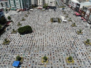Esenyurt Meydanı'nda binlerce kişi cuma namazında buluştu