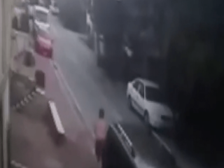 Esenyurt'ta arabasına giren hırsızı yarı çıplak kovaladı