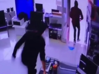 Hırsız kaçtı, çalışan kovaladı! O anlar kamerada