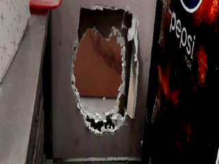 Esenyurt’ta akıl almaz hırsızlık! Fare gibi duvarı deldiler