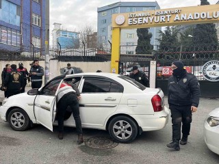Esenyurt’ta polis ekipleri okul önlerinde denetim gerçekleştirdi