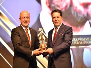 Başkan Özer yılın “Kültür ve Sanat Markası” ödülünü aldı